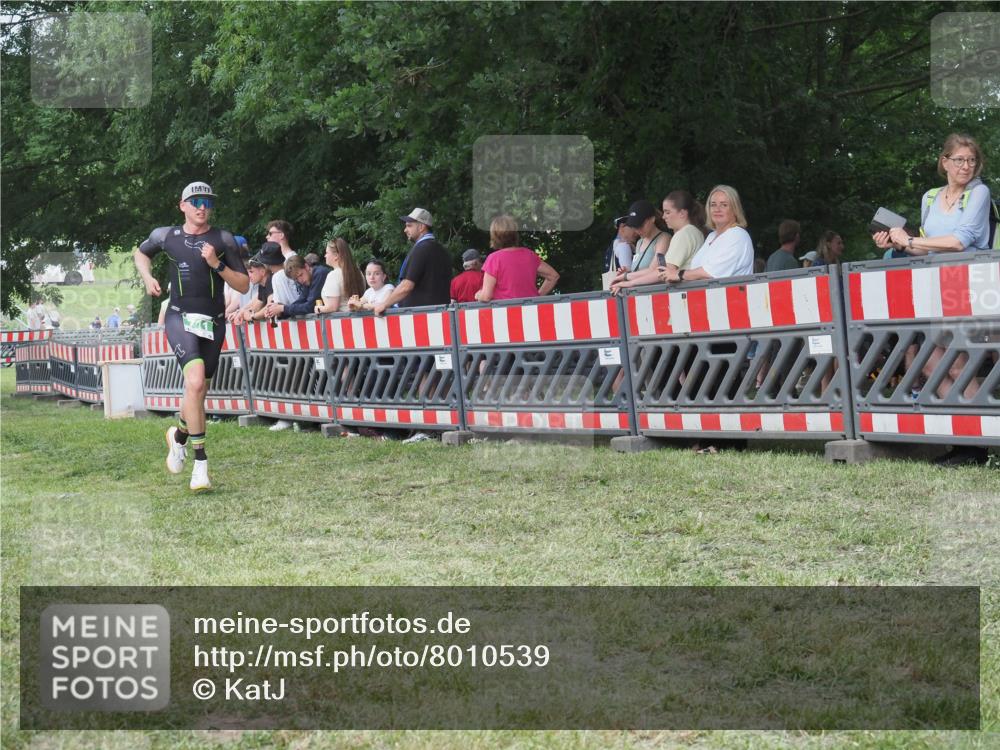 21.06.2025 - 27. Vierlanden-Triathlon KatJ http://msf.ph/oto/8010539 15.06.2025 13:04:27 Ziel 711 meine-sportfotos.de
