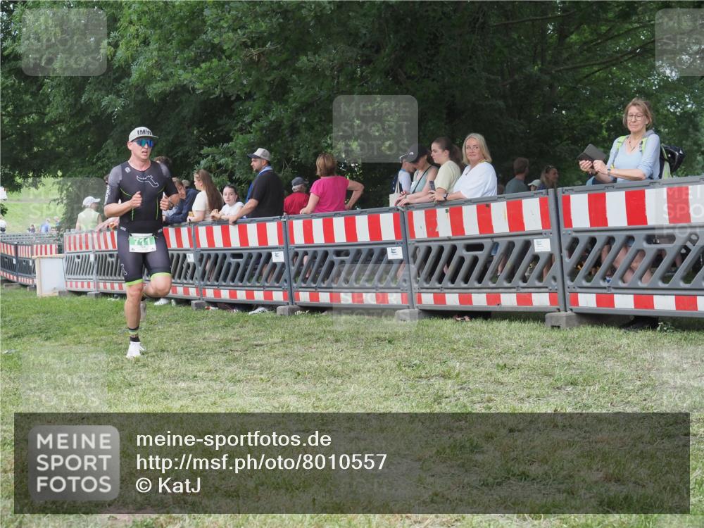 21.06.2025 - 27. Vierlanden-Triathlon KatJ http://msf.ph/oto/8010557 15.06.2025 13:04:27 Ziel 711 meine-sportfotos.de