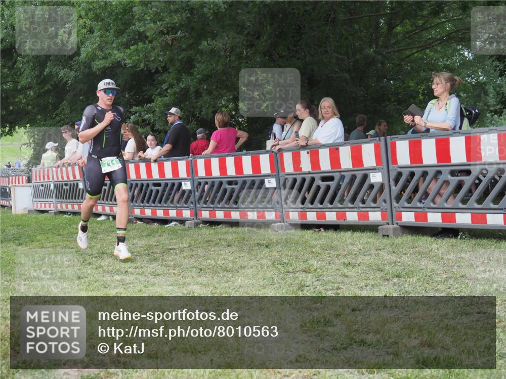 21.06.2025 - 27. Vierlanden-Triathlon KatJ http://msf.ph/oto/8010563 15.06.2025 13:04:27 Ziel 711 meine-sportfotos.de