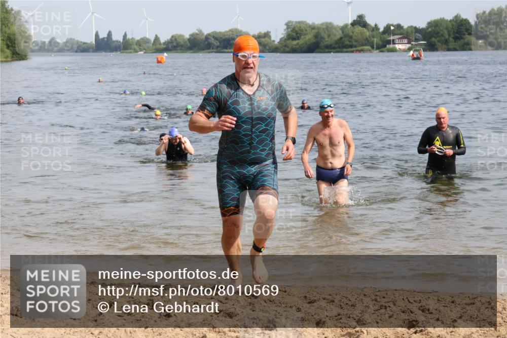 15.06.2025 - 27. Vierlanden-Triathlon Lena Gebhardt http://msf.ph/oto/8010569 15.06.2025 10:07:24 Schwimmen 374, 379, 383, 391, 414, 431, 459 meine-sportfotos.de
