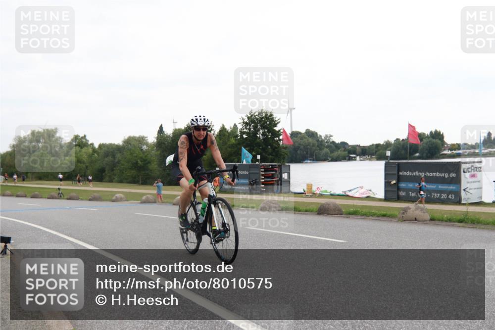 21.06.2025 - 27. Vierlanden-Triathlon H.Heesch http://msf.ph/oto/8010575 15.06.2025 12:57:48 Radfahren 926 meine-sportfotos.de