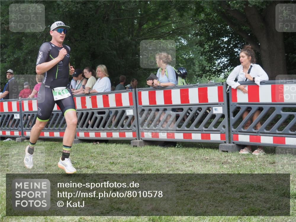 21.06.2025 - 27. Vierlanden-Triathlon KatJ http://msf.ph/oto/8010578 15.06.2025 13:04:28 Ziel 711 meine-sportfotos.de