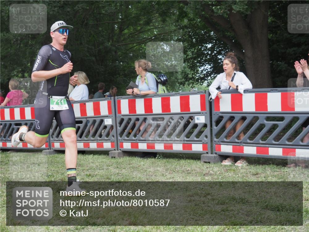 21.06.2025 - 27. Vierlanden-Triathlon KatJ http://msf.ph/oto/8010587 15.06.2025 13:04:28 Ziel 711 meine-sportfotos.de