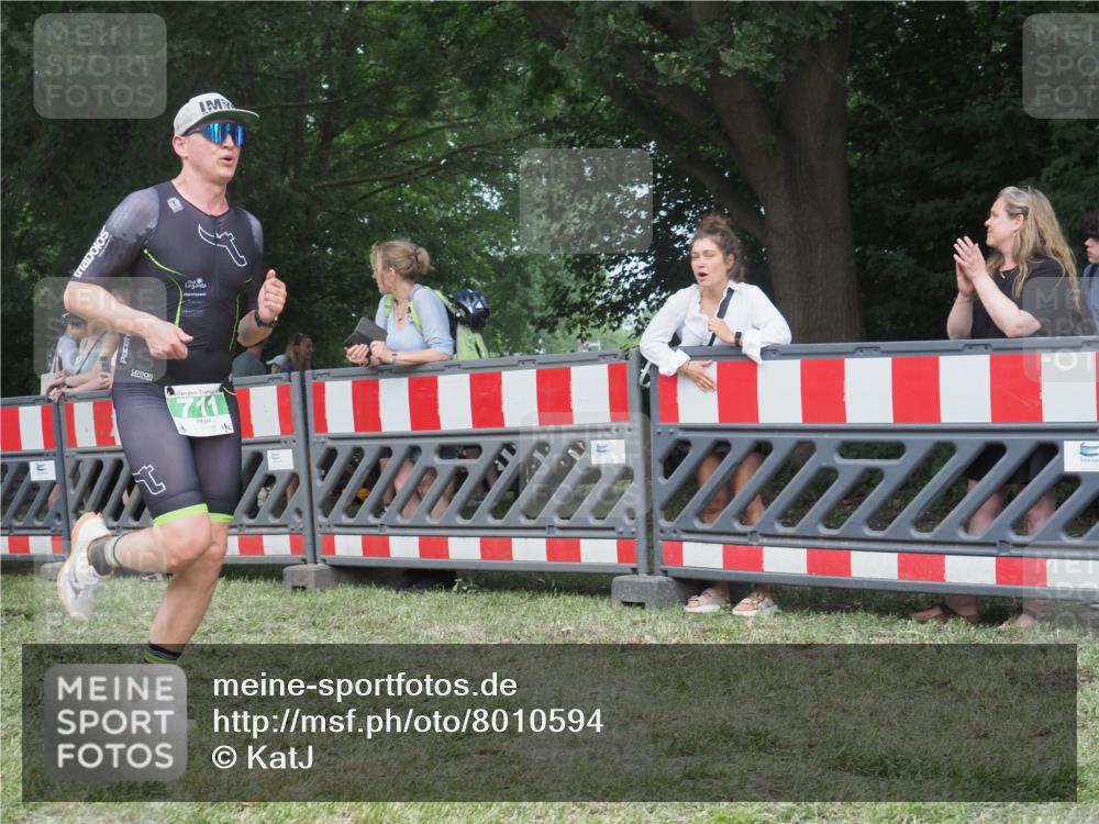 21.06.2025 - 27. Vierlanden-Triathlon KatJ http://msf.ph/oto/8010594 15.06.2025 13:04:28 Ziel 711 meine-sportfotos.de