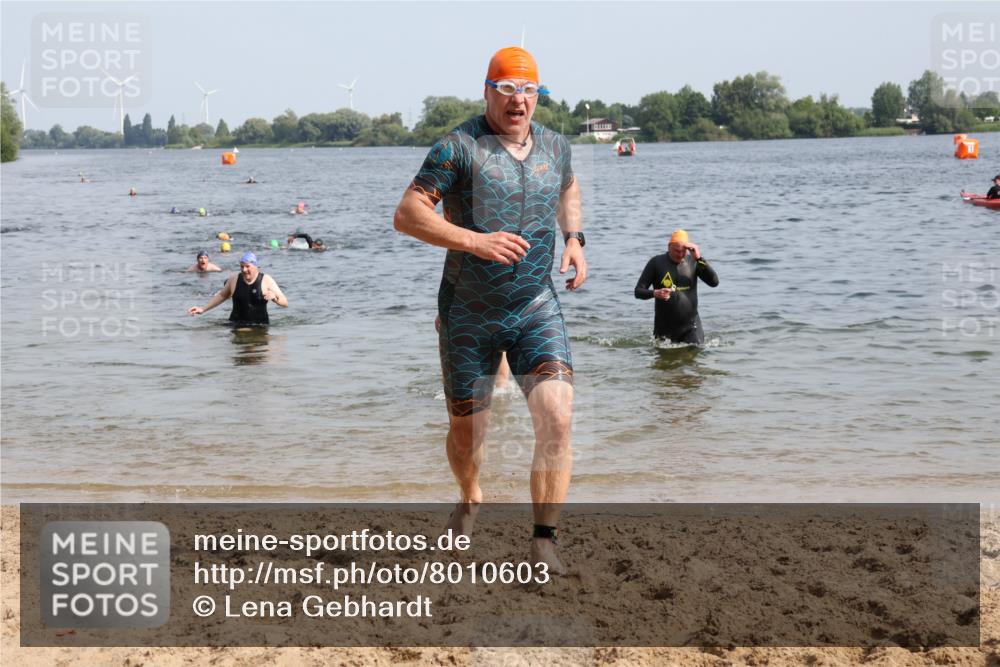 15.06.2025 - 27. Vierlanden-Triathlon Lena Gebhardt http://msf.ph/oto/8010603 15.06.2025 10:07:24 Schwimmen 374, 379, 383, 391, 414, 431, 459 meine-sportfotos.de