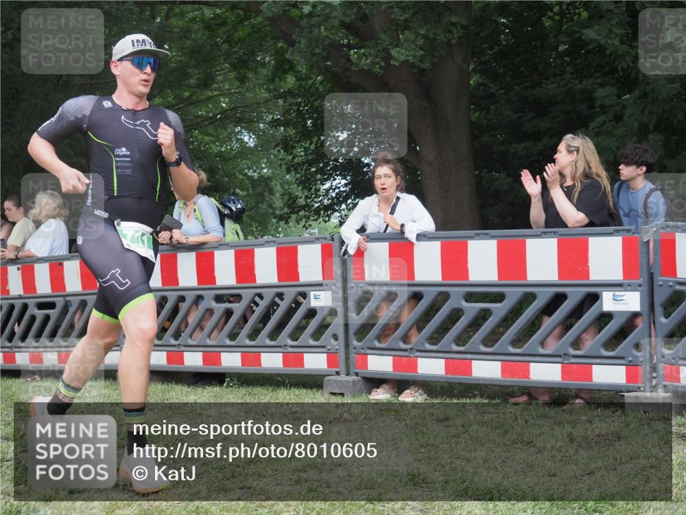 21.06.2025 - 27. Vierlanden-Triathlon KatJ http://msf.ph/oto/8010605 15.06.2025 13:04:29 Ziel 711 meine-sportfotos.de