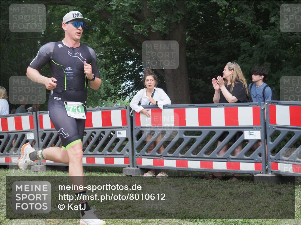 21.06.2025 - 27. Vierlanden-Triathlon KatJ http://msf.ph/oto/8010612 15.06.2025 13:04:29 Ziel 711 meine-sportfotos.de
