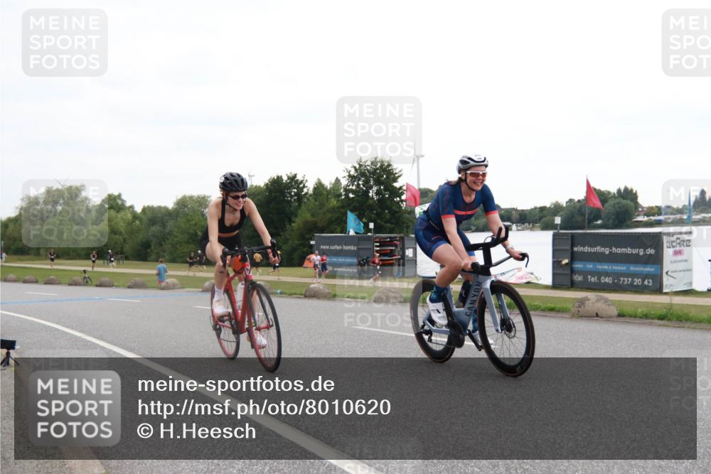 21.06.2025 - 27. Vierlanden-Triathlon H.Heesch http://msf.ph/oto/8010620 15.06.2025 12:58:10 Radfahren 910, 922 meine-sportfotos.de