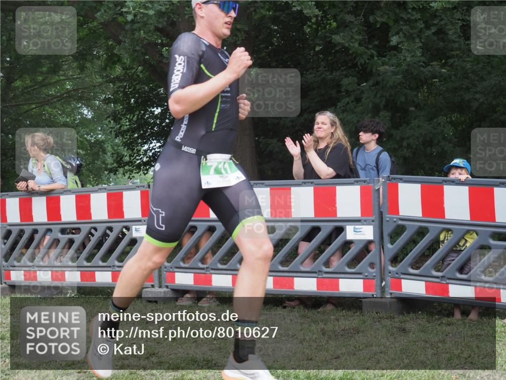 21.06.2025 - 27. Vierlanden-Triathlon KatJ http://msf.ph/oto/8010627 15.06.2025 13:04:29 Ziel 711 meine-sportfotos.de