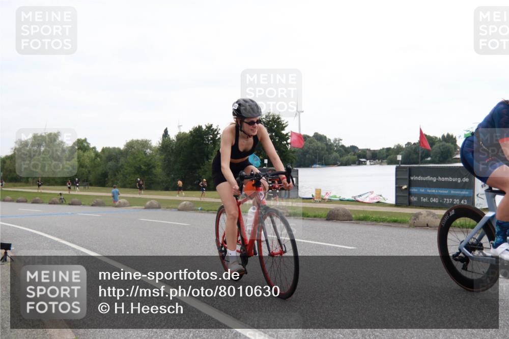 21.06.2025 - 27. Vierlanden-Triathlon H.Heesch http://msf.ph/oto/8010630 15.06.2025 12:58:10 Radfahren 910, 922 meine-sportfotos.de