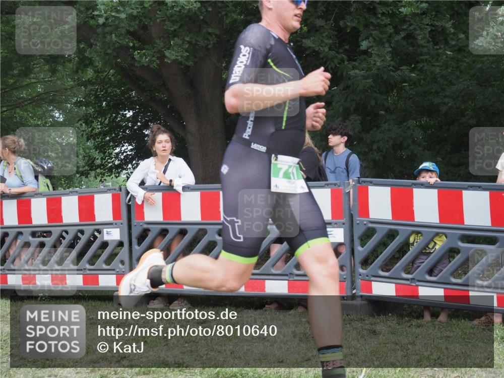21.06.2025 - 27. Vierlanden-Triathlon KatJ http://msf.ph/oto/8010640 15.06.2025 13:04:29 Ziel 711 meine-sportfotos.de