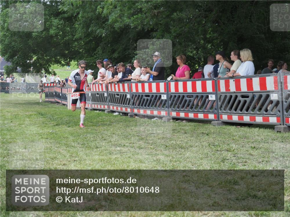21.06.2025 - 27. Vierlanden-Triathlon KatJ http://msf.ph/oto/8010648 15.06.2025 13:05:06 Ziel 104, 759 meine-sportfotos.de