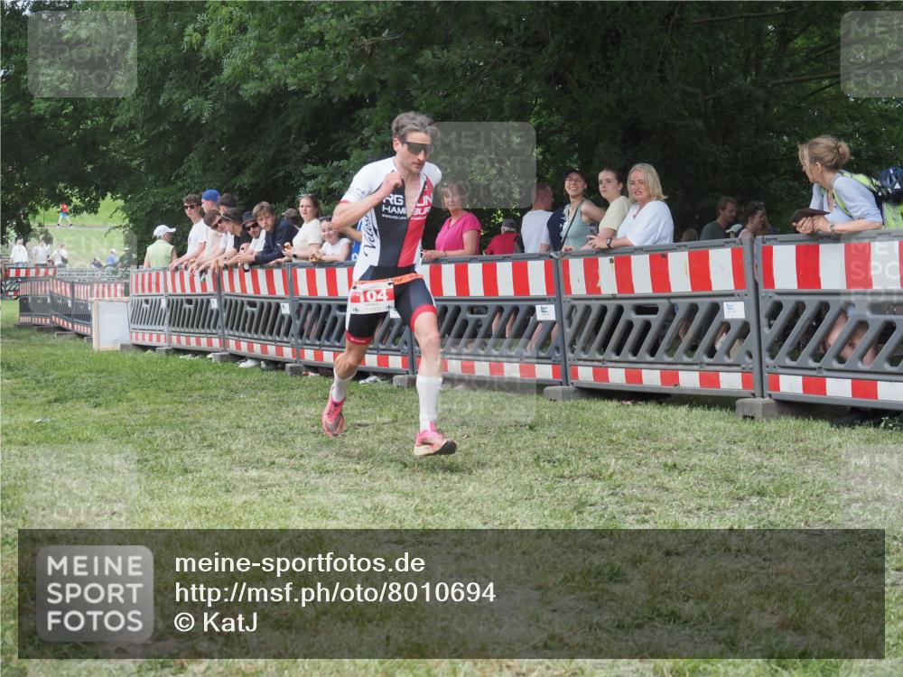 21.06.2025 - 27. Vierlanden-Triathlon KatJ http://msf.ph/oto/8010694 15.06.2025 13:05:07 Ziel 104, 759 meine-sportfotos.de
