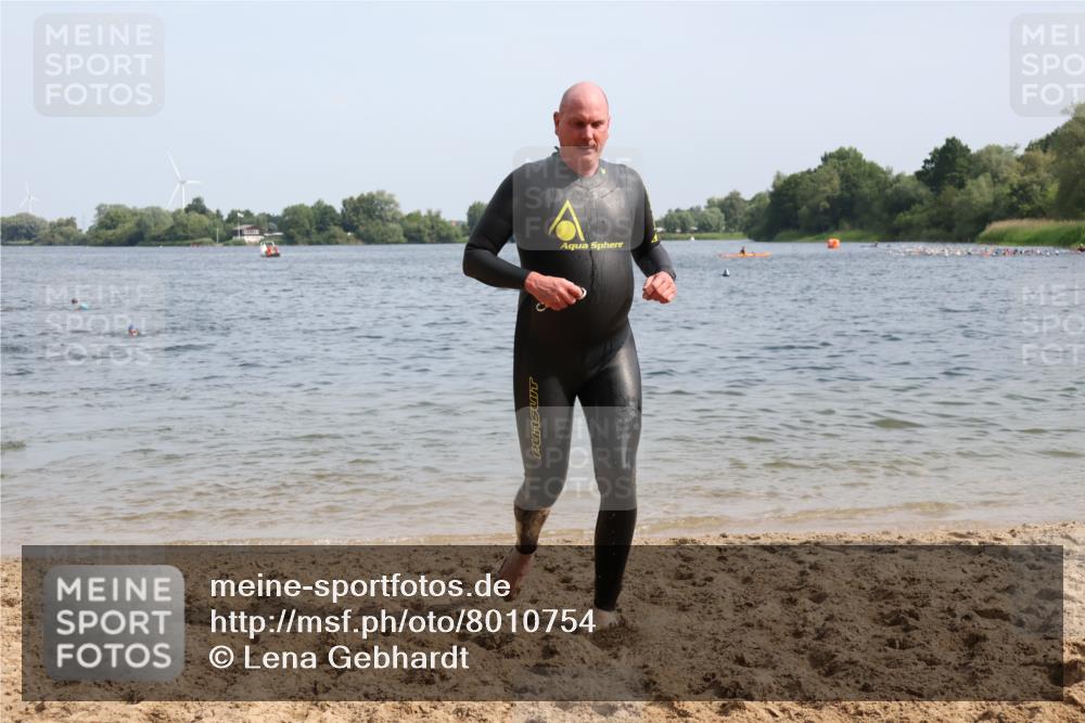 15.06.2025 - 27. Vierlanden-Triathlon Lena Gebhardt http://msf.ph/oto/8010754 15.06.2025 10:07:35 Schwimmen 379, 391, 414, 468 meine-sportfotos.de