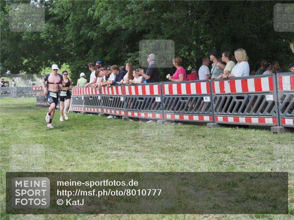 21.06.2025 - 27. Vierlanden-Triathlon KatJ http://msf.ph/oto/8010777 15.06.2025 13:05:13 Ziel 759 meine-sportfotos.de