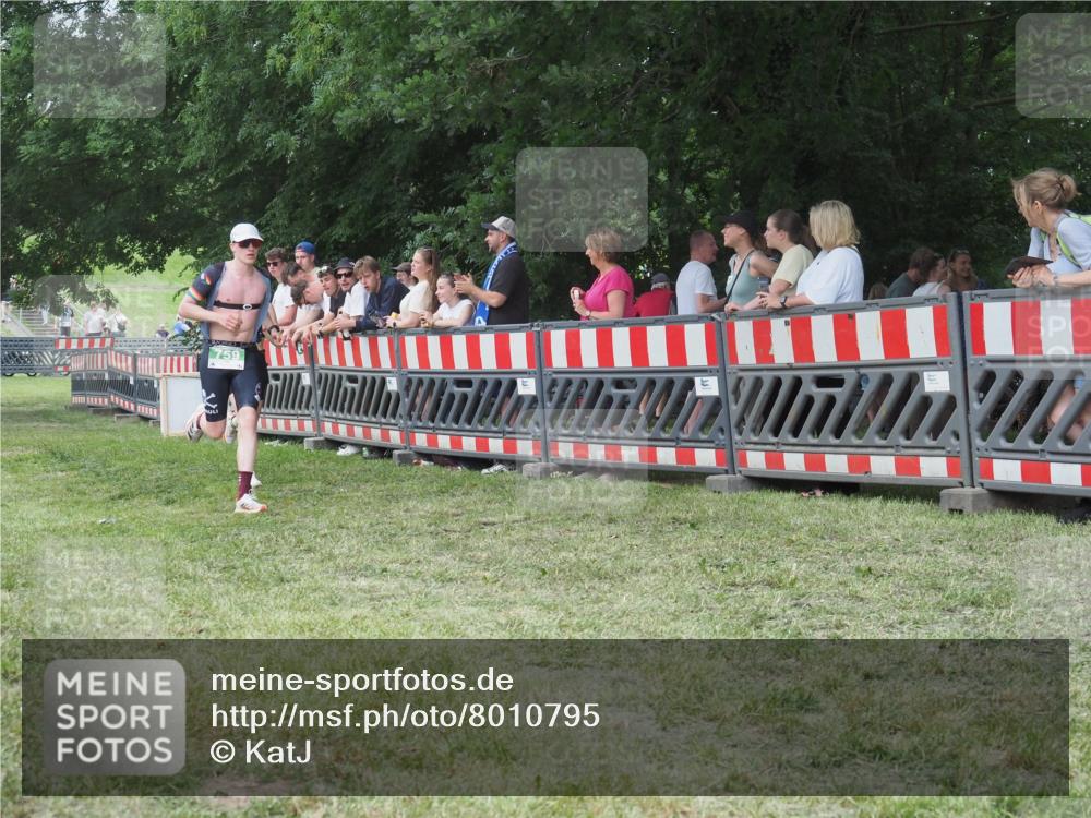 21.06.2025 - 27. Vierlanden-Triathlon KatJ http://msf.ph/oto/8010795 15.06.2025 13:05:13 Ziel 759 meine-sportfotos.de
