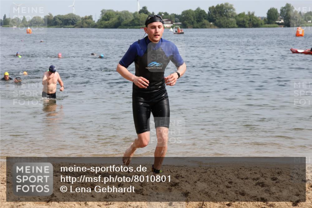 15.06.2025 - 27. Vierlanden-Triathlon Lena Gebhardt http://msf.ph/oto/8010801 15.06.2025 10:07:39 Schwimmen 371, 379, 391, 468 meine-sportfotos.de