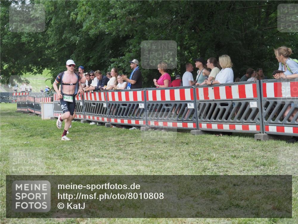 21.06.2025 - 27. Vierlanden-Triathlon KatJ http://msf.ph/oto/8010808 15.06.2025 13:05:13 Ziel 759 meine-sportfotos.de