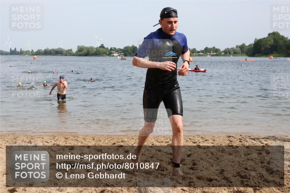 15.06.2025 - 27. Vierlanden-Triathlon Lena Gebhardt http://msf.ph/oto/8010847 15.06.2025 10:07:40 Schwimmen 371, 379, 391, 468 meine-sportfotos.de