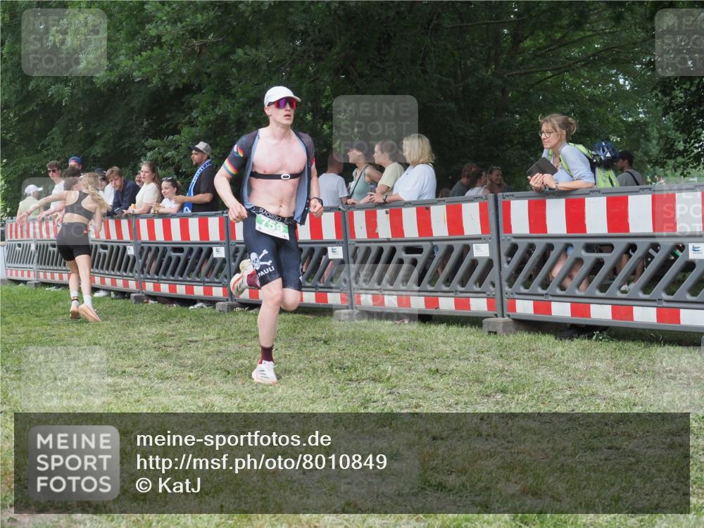 21.06.2025 - 27. Vierlanden-Triathlon KatJ http://msf.ph/oto/8010849 15.06.2025 13:05:14 Ziel 759 meine-sportfotos.de
