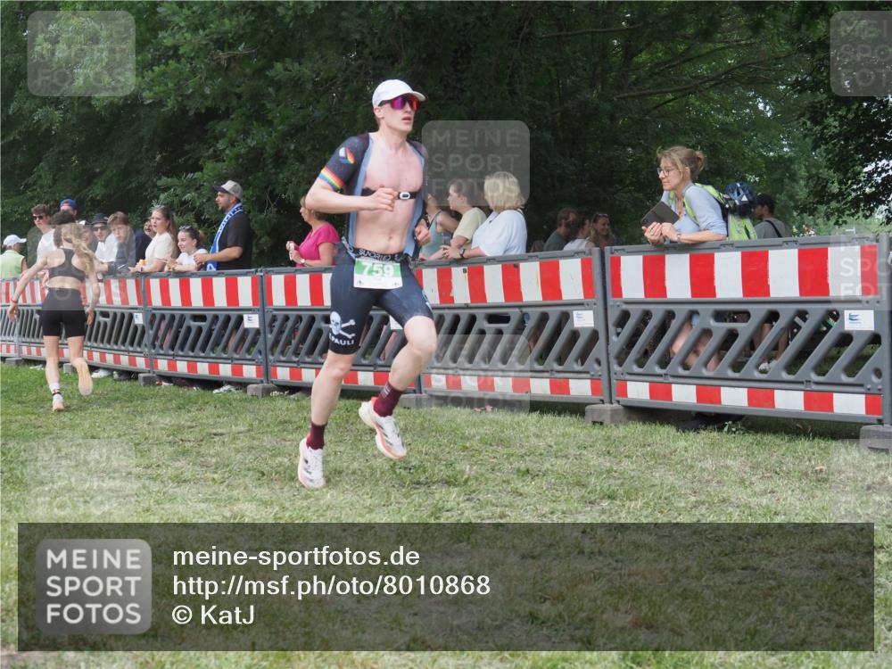 21.06.2025 - 27. Vierlanden-Triathlon KatJ http://msf.ph/oto/8010868 15.06.2025 13:05:15 Ziel 759, 1032 meine-sportfotos.de