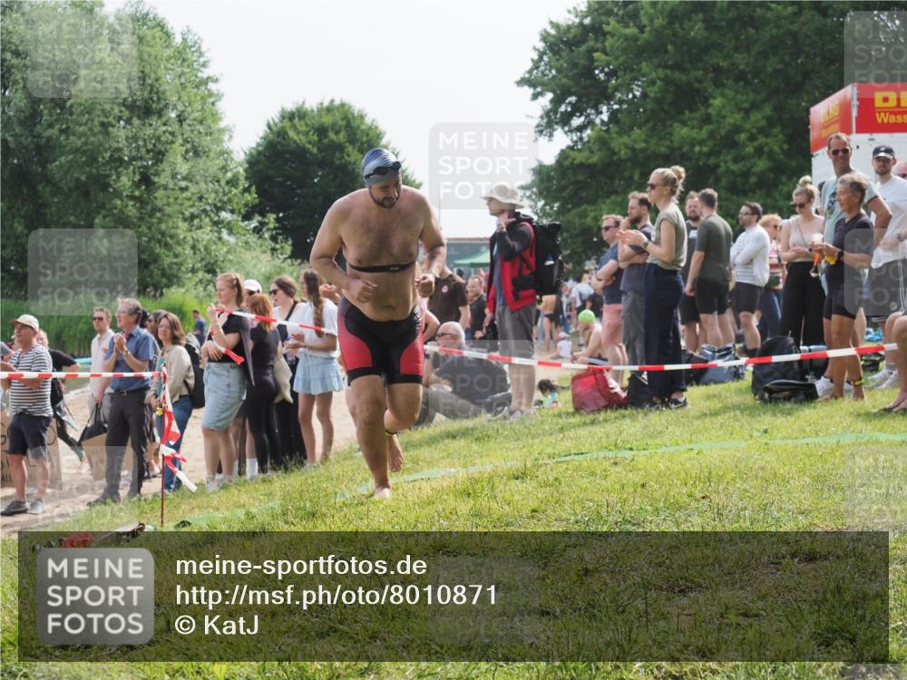 15.06.2025 - 27. Vierlanden-Triathlon KatJ http://msf.ph/oto/8010871 15.06.2025 10:10:24 Schwimmen 417, 444 meine-sportfotos.de