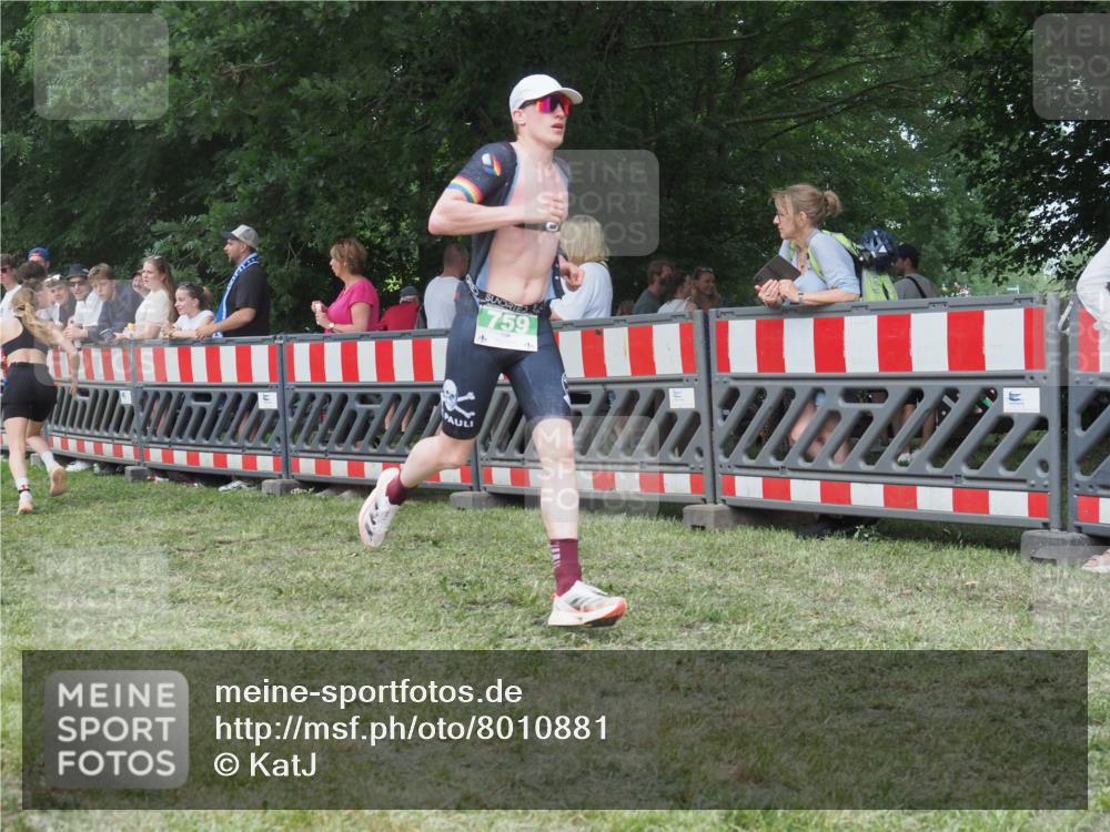21.06.2025 - 27. Vierlanden-Triathlon KatJ http://msf.ph/oto/8010881 15.06.2025 13:05:15 Ziel 759, 1032 meine-sportfotos.de