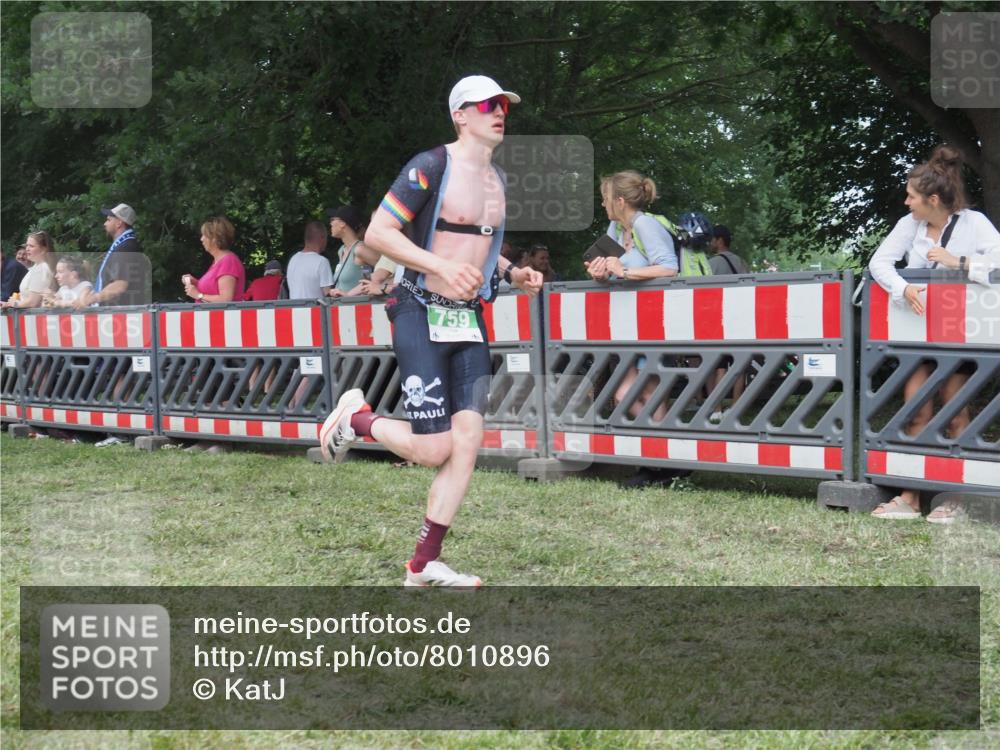 21.06.2025 - 27. Vierlanden-Triathlon KatJ http://msf.ph/oto/8010896 15.06.2025 13:05:15 Ziel 759, 1032 meine-sportfotos.de