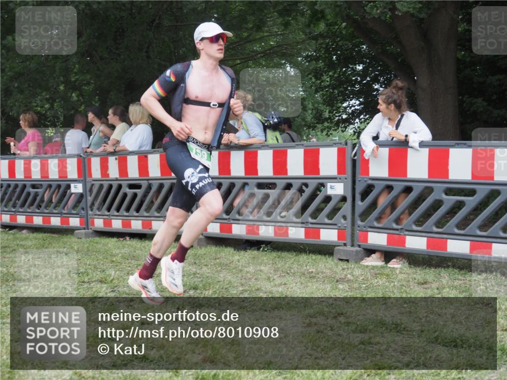 21.06.2025 - 27. Vierlanden-Triathlon KatJ http://msf.ph/oto/8010908 15.06.2025 13:05:15 Ziel 759, 1032 meine-sportfotos.de
