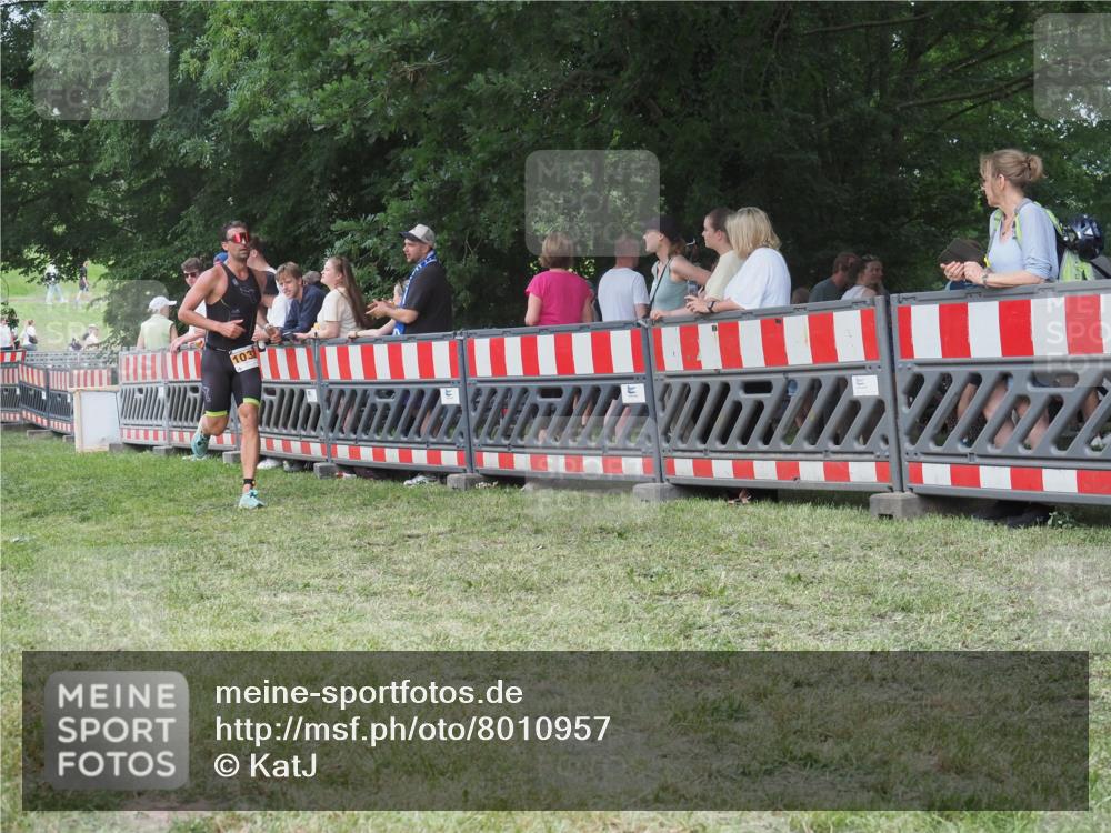 21.06.2025 - 27. Vierlanden-Triathlon KatJ http://msf.ph/oto/8010957 15.06.2025 13:05:25 Ziel 1032 meine-sportfotos.de