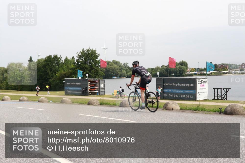 15.06.2025 - 27. Vierlanden-Triathlon H.Heesch http://msf.ph/oto/8010976 15.06.2025 11:01:25 Radfahren 484, 501 meine-sportfotos.de