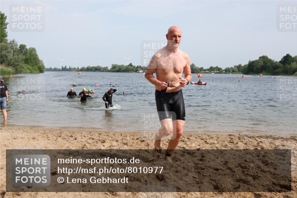 15.06.2025 - 27. Vierlanden-Triathlon Lena Gebhardt http://msf.ph/oto/8010977 15.06.2025 10:07:49 Schwimmen 371, 395, 407 meine-sportfotos.de