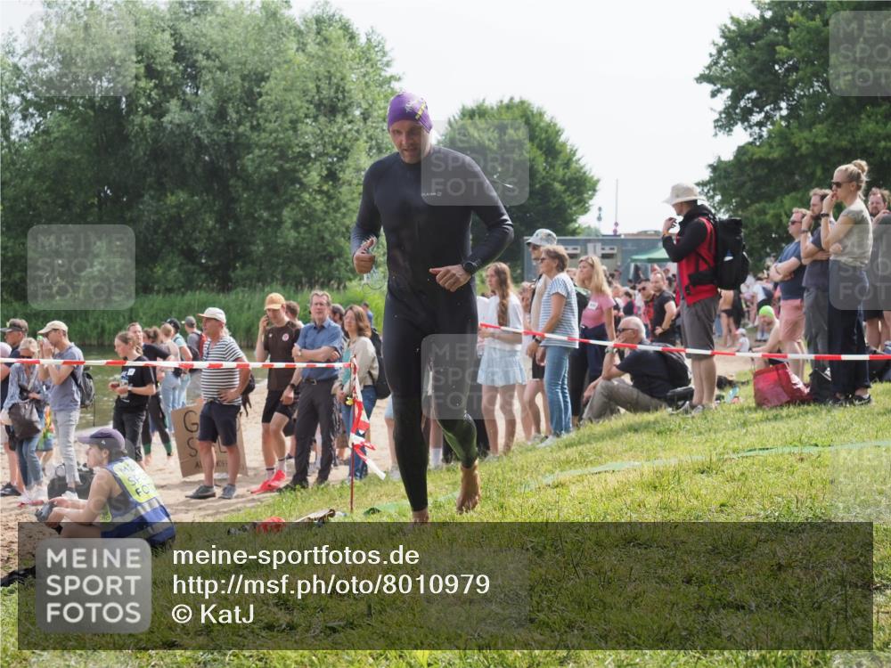 15.06.2025 - 27. Vierlanden-Triathlon KatJ http://msf.ph/oto/8010979 15.06.2025 10:10:28 Schwimmen 417, 444 meine-sportfotos.de