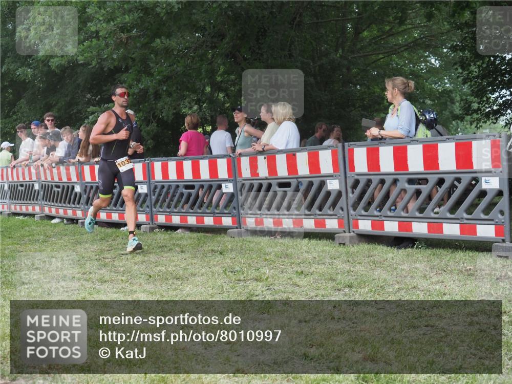 21.06.2025 - 27. Vierlanden-Triathlon KatJ http://msf.ph/oto/8010997 15.06.2025 13:05:25 Ziel 1032 meine-sportfotos.de
