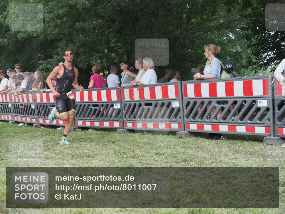 21.06.2025 - 27. Vierlanden-Triathlon KatJ http://msf.ph/oto/8011007 15.06.2025 13:05:25 Ziel 1032 meine-sportfotos.de