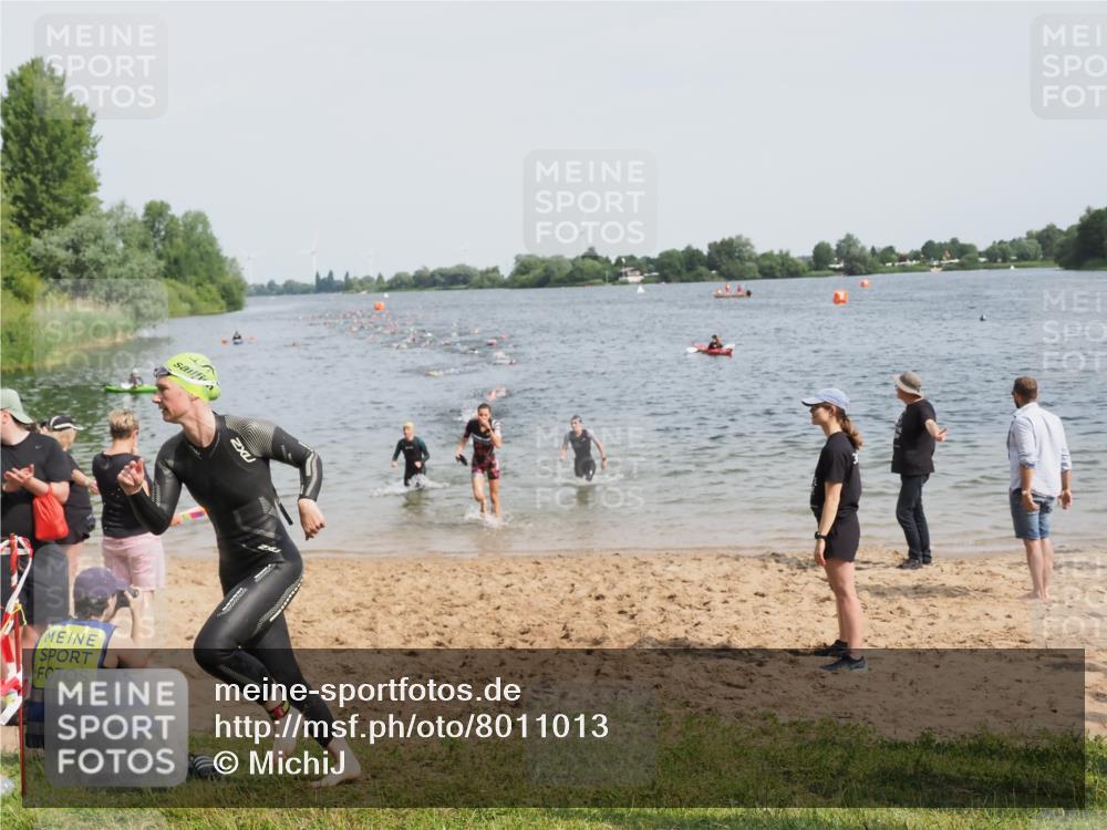 21.06.2025 - 27. Vierlanden-Triathlon MichiJ http://msf.ph/oto/8011013 15.06.2026 10:13:45 Schwimmen 490, 513, 540, 545, 585, 622 meine-sportfotos.de