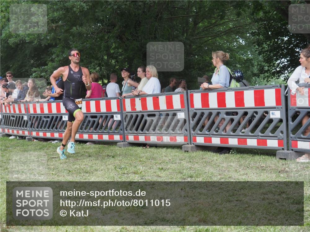 21.06.2025 - 27. Vierlanden-Triathlon KatJ http://msf.ph/oto/8011015 15.06.2025 13:05:26 Ziel 1032 meine-sportfotos.de