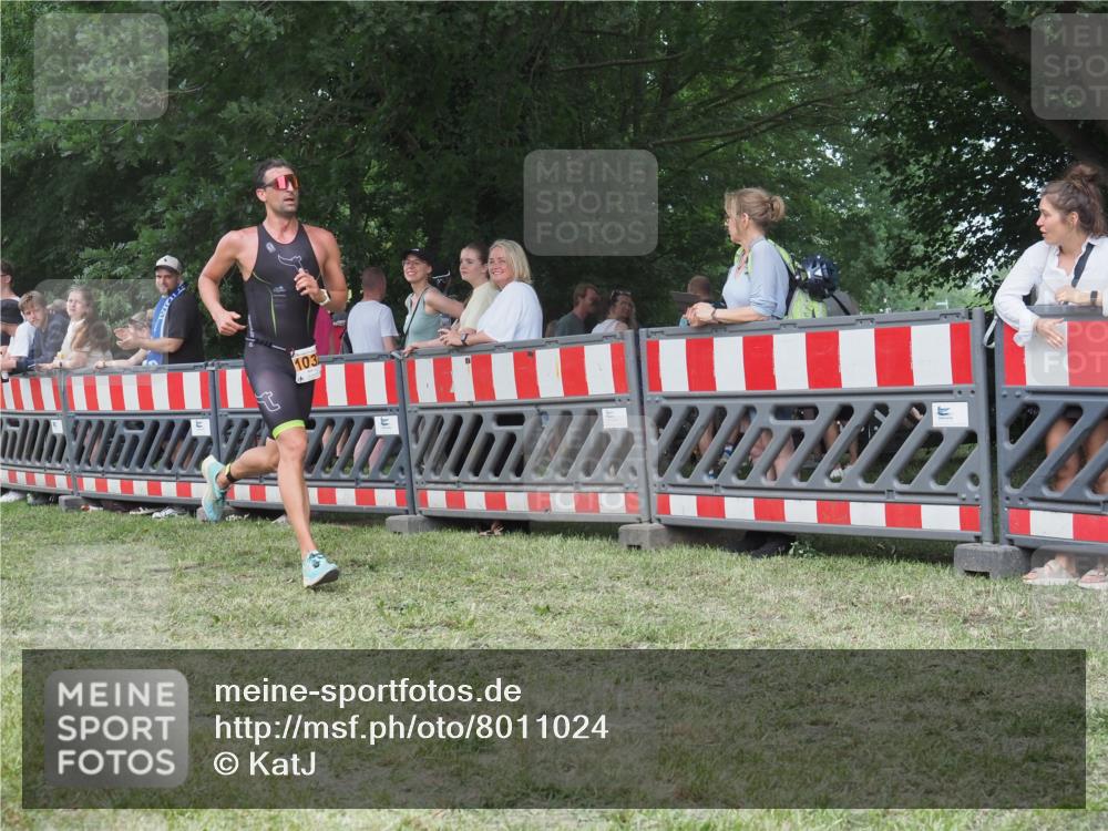 21.06.2025 - 27. Vierlanden-Triathlon KatJ http://msf.ph/oto/8011024 15.06.2025 13:05:26 Ziel 1032 meine-sportfotos.de