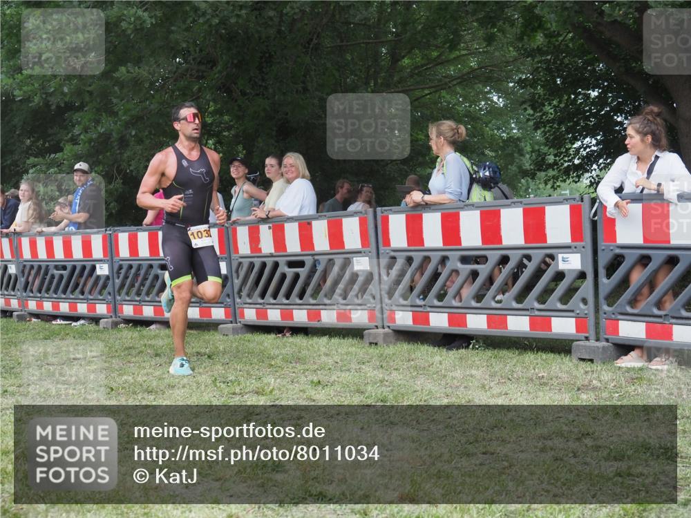 21.06.2025 - 27. Vierlanden-Triathlon KatJ http://msf.ph/oto/8011034 15.06.2025 13:05:26 Ziel 1032 meine-sportfotos.de