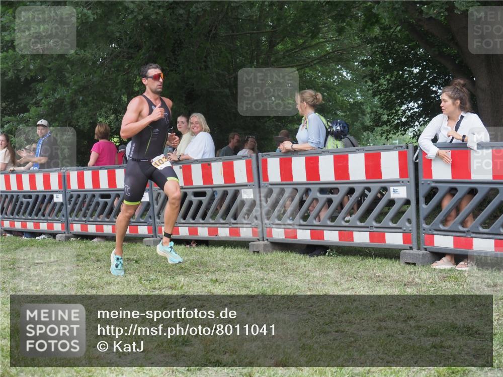 21.06.2025 - 27. Vierlanden-Triathlon KatJ http://msf.ph/oto/8011041 15.06.2025 13:05:26 Ziel 1032 meine-sportfotos.de
