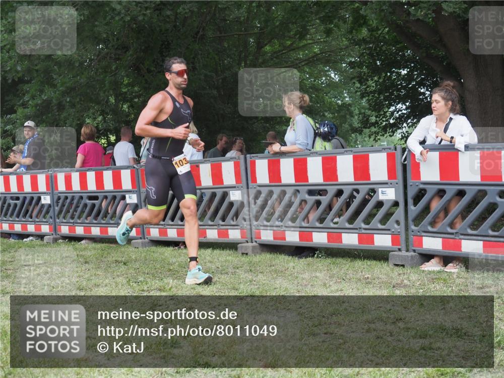 21.06.2025 - 27. Vierlanden-Triathlon KatJ http://msf.ph/oto/8011049 15.06.2025 13:05:26 Ziel 1032 meine-sportfotos.de