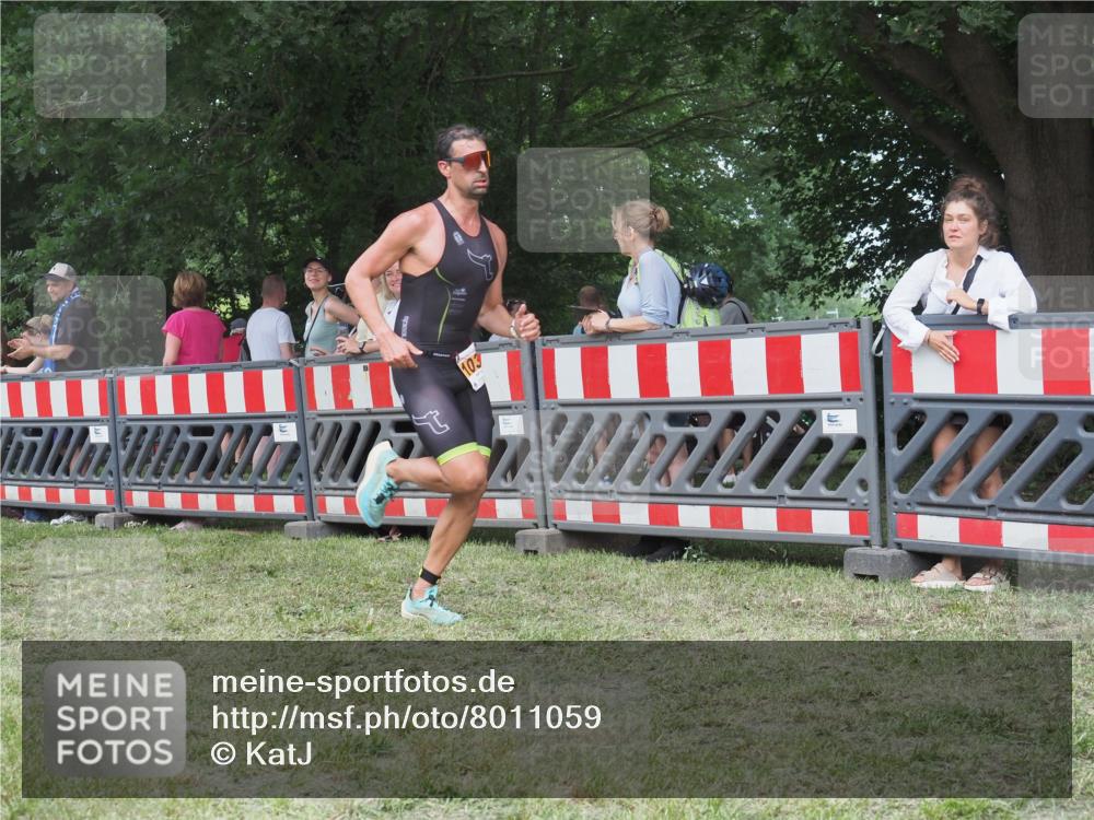 21.06.2025 - 27. Vierlanden-Triathlon KatJ http://msf.ph/oto/8011059 15.06.2025 13:05:26 Ziel 1032 meine-sportfotos.de
