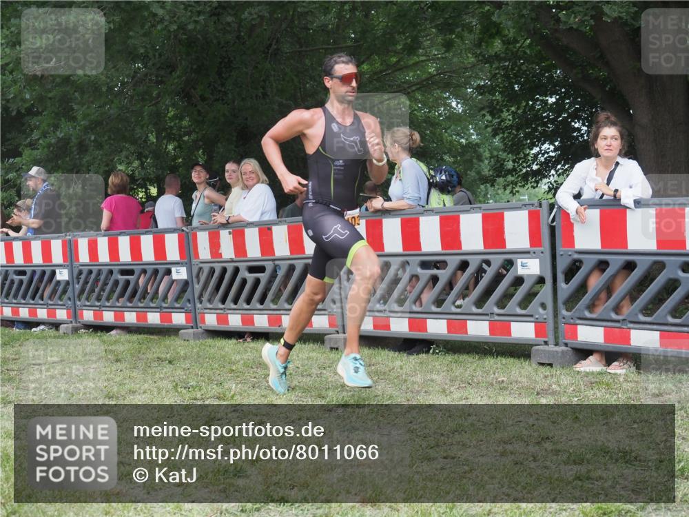 21.06.2025 - 27. Vierlanden-Triathlon KatJ http://msf.ph/oto/8011066 15.06.2025 13:05:26 Ziel 1032 meine-sportfotos.de