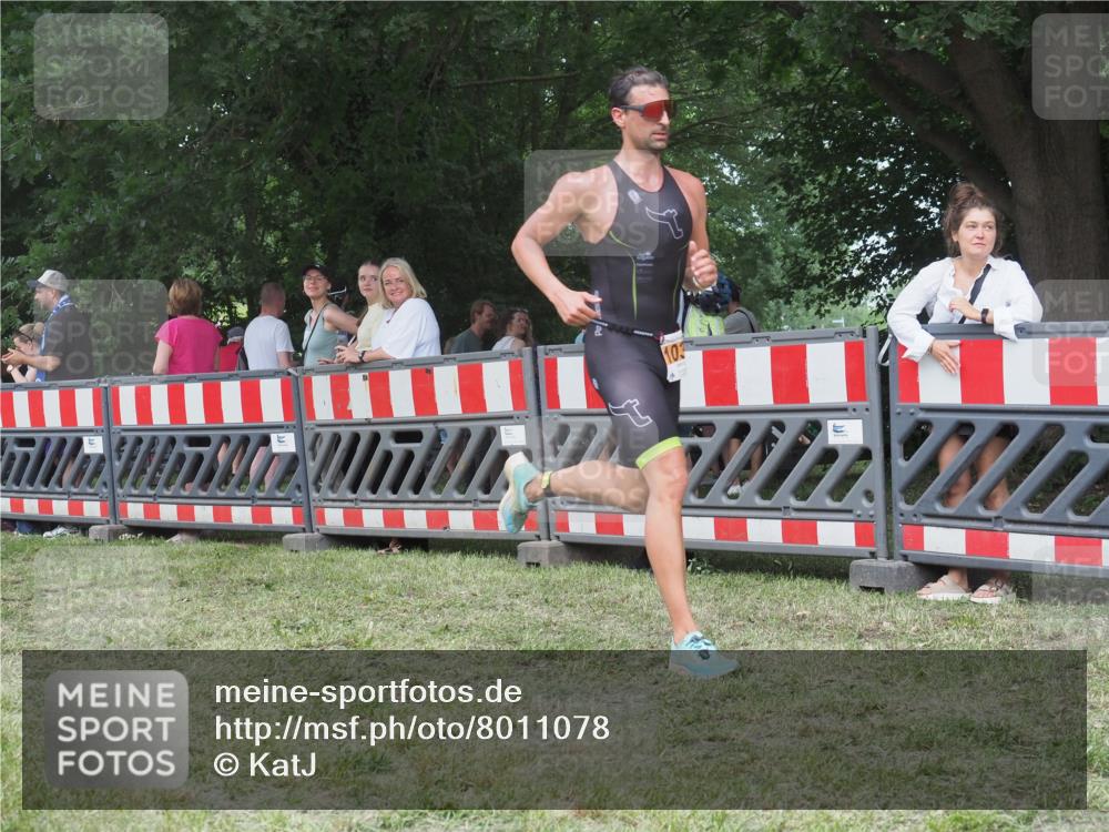 21.06.2025 - 27. Vierlanden-Triathlon KatJ http://msf.ph/oto/8011078 15.06.2025 13:05:26 Ziel 1032 meine-sportfotos.de