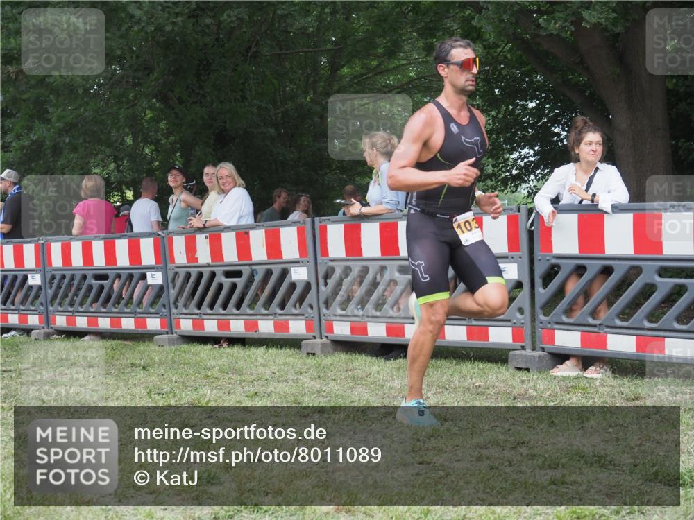 21.06.2025 - 27. Vierlanden-Triathlon KatJ http://msf.ph/oto/8011089 15.06.2025 13:05:27 Ziel 1032 meine-sportfotos.de