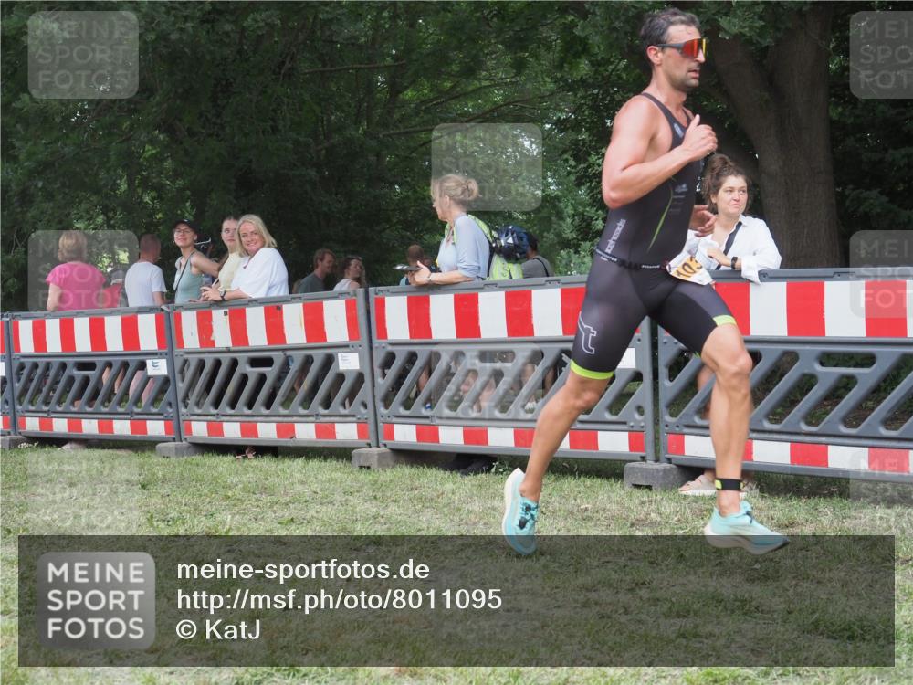 21.06.2025 - 27. Vierlanden-Triathlon KatJ http://msf.ph/oto/8011095 15.06.2025 13:05:27 Ziel 1032 meine-sportfotos.de