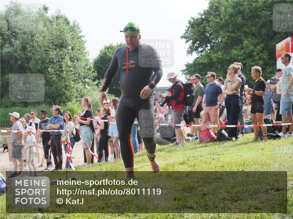 15.06.2025 - 27. Vierlanden-Triathlon KatJ http://msf.ph/oto/8011119 15.06.2025 10:11:10 Schwimmen 451 meine-sportfotos.de