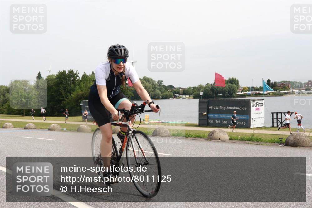 15.06.2025 - 27. Vierlanden-Triathlon H.Heesch http://msf.ph/oto/8011125 15.06.2025 11:02:00 Radfahren 32, 221, 238, 567 meine-sportfotos.de