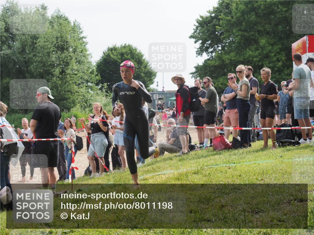 15.06.2025 - 27. Vierlanden-Triathlon KatJ http://msf.ph/oto/8011198 15.06.2025 10:12:52 Schwimmen 625 meine-sportfotos.de