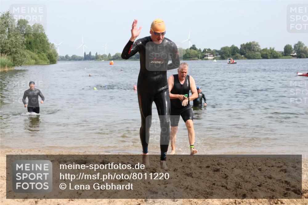 15.06.2025 - 27. Vierlanden-Triathlon Lena Gebhardt http://msf.ph/oto/8011220 15.06.2025 10:08:02 Schwimmen 295, 373, 395, 403, 407 meine-sportfotos.de